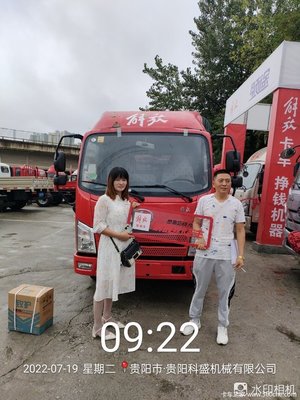 賀葉師傅喜提虎VR 110馬力倉(cāng)柵式載貨車，開啟日用百貨銷售新征程